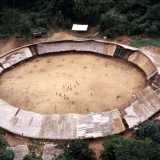 Gli Yanomami vivono in uno shabono, un insieme di capanne costruite una accanto all'altra in modo da formare un cerchio